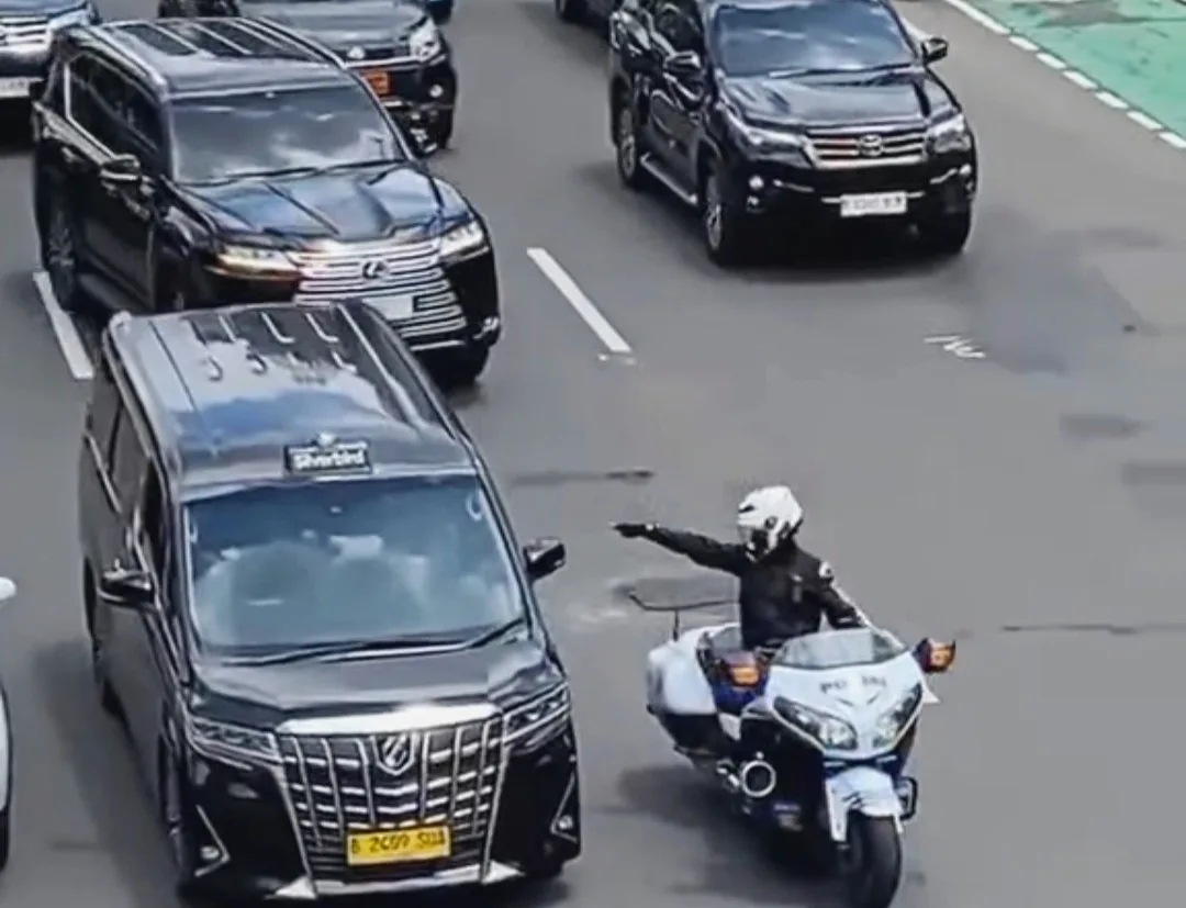 Tangkapan layar video lalu lintas saat pengawalan RI 36