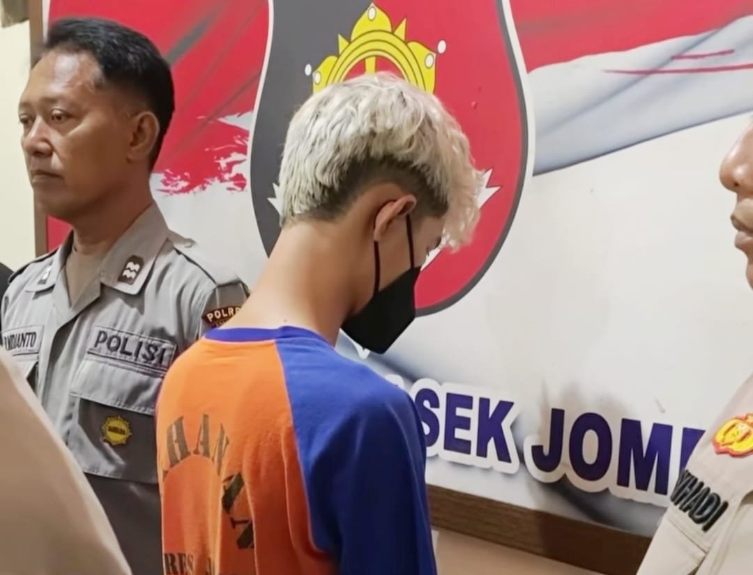 pelaku FW (26), warga Desa Kedungbetik, Kecamatan Kesamben, Jombang saat digelandang di Mapolsek Jombang