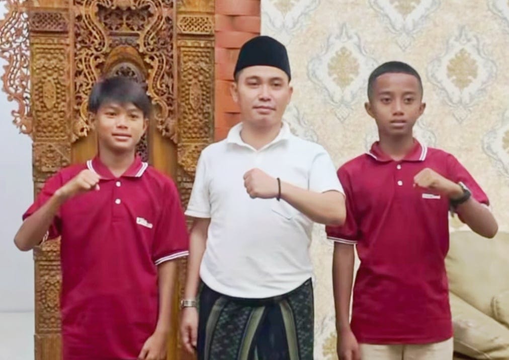 Wabup Mojokerto Gus Barra bersama 2 atlet muda sepakbola Mojokerto, Ahmad Mikail Alfarisi dan Muhammad Ahmad Mubarok