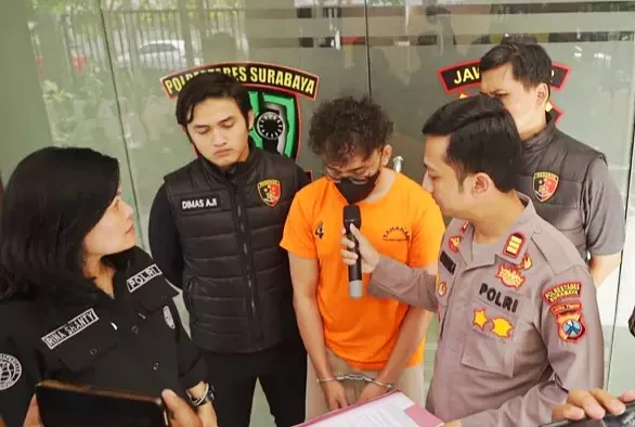 Tersangka yang juga kekasih Ma'rifatul Ainiyah, Muhammad Ilham, saat memberi keterangan kepada awak media, Sabtu (18/1).