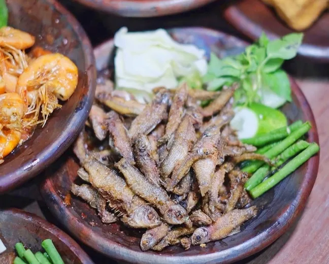 Sambel Wader Cak Mat Trowulan Mojokerto, Kuliner Tradisional View Kolam Segaran