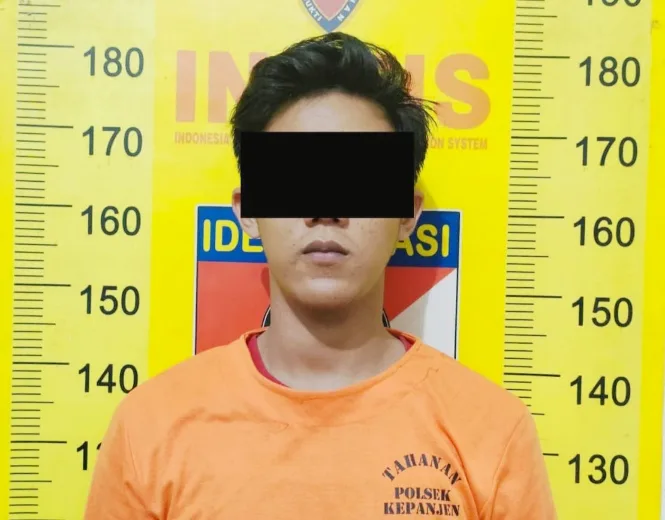 Tersangka RA saat diamankan polisi.