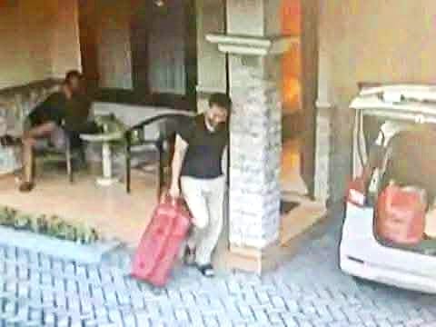Tangkapan layar CCTV hotel saat terduga pelaku keluar kamar hotel membawa koper merah yang berisi potongan tubuh korban.
