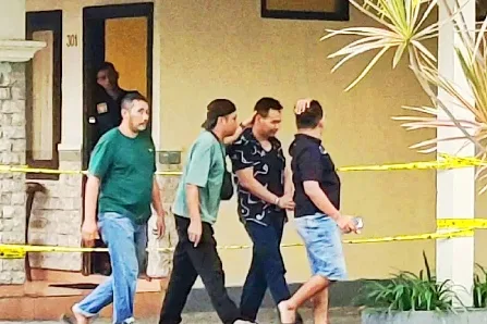 Pelaku inisial A, kasus pembunuhan dan mutilasi Uswatun Khasanah saat dihadirkan dalam olah TKP di Hotel Adisurya Kediri.