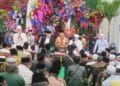 Para Tokoh Nasional beserta para syaikh dari Al Azhar Mesir dalam acara respsi pernikahan Ning Ria, putri Prof Dr KH Asep Saifuddin Chalim di halaman PP Amanatul Ummah Surabaya, Minggu (26/1).