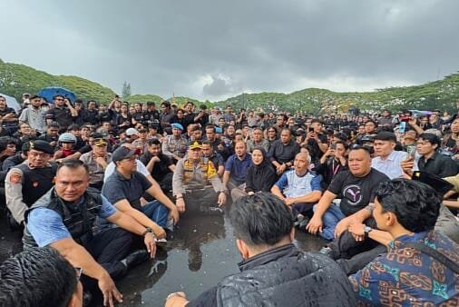 Aksi Kapolres Malang Kota Basah Kuyup Kawal Aksi Mahasiswa, Pastikan Penyampaian Aspirasi Berjalan Kondusif
