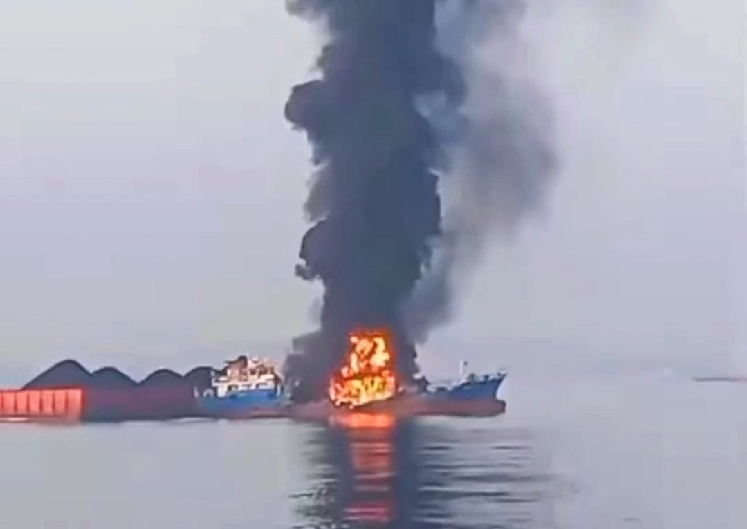 Dua Kapal Terbakar di Perairan Paciran Lamongan Akibat Ledakan