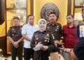 Kepala Kejaksaan Tinggi Jawa Timur, Mia Amiati saat berikan keterangan kepada wartawan.