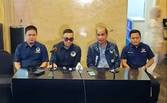 NasDem Bantah OTT Bupati Kotim, Kritisi KPK Jangan Framing Politis 2 Bupati Kolaka Timur Abdul Azis (kiri) di Kota Makassar, Kamis (7/8).
