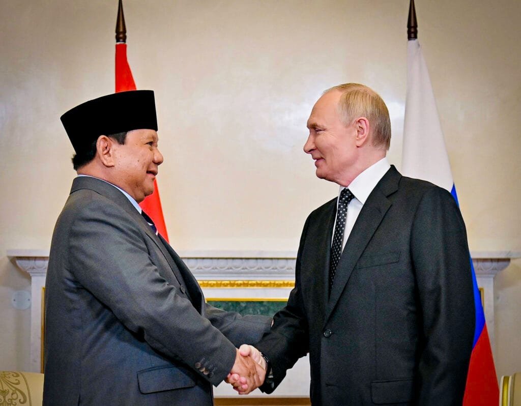 Presiden Prabowo dan Presiden Putin Sepakati Penguatan Kemitraan Strategis Indonesia–Rusia Presiden Republik Indonesia Prabowo Subianto melakukan kunjungan kenegaraan ke Rusia dan bertemu Presiden Vladimir Putin di Istana Konstantinovsky, Kamis (19/6).