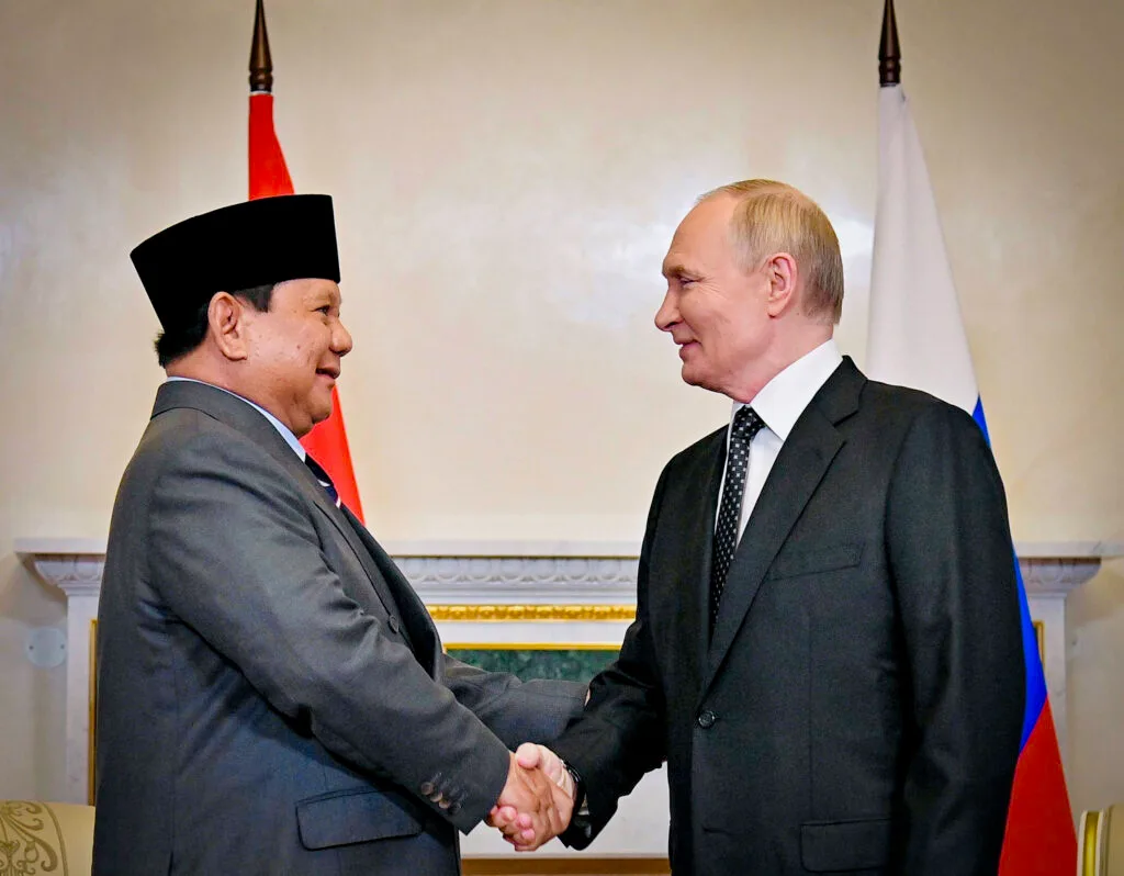 Presiden Republik Indonesia Prabowo Subianto melakukan kunjungan kenegaraan ke Rusia dan bertemu Presiden Vladimir Putin di Istana Konstantinovsky, Kamis (19/6).