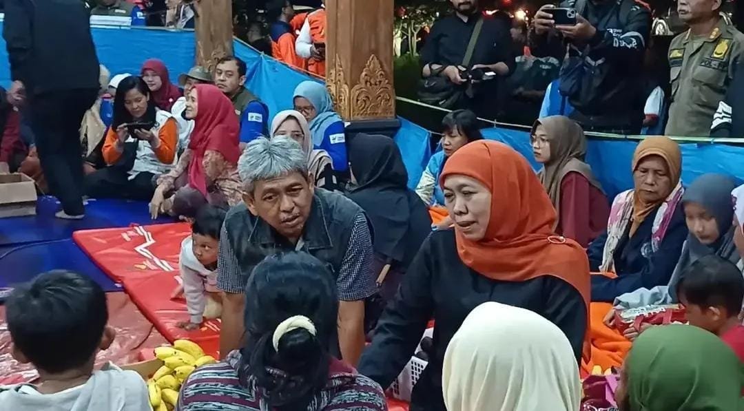 Gubernur Jatim Khofifah Indar Parawansa saat mengunjungi para pengungsi di Paseban, Dusun Kebonagung, Trenggalek.