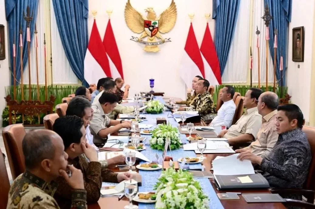 Rapat terbatas Presiden Prabowo bersama sejumlah menteri dan satuan tugas membahas percepatan proyek hirilisasi nasional di Istana Negara