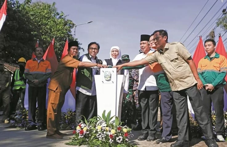 Gubernur Jawa Timur, Khofifah Indar Parawansa, meresmikan jalan beton bertulang (rigid pavement) yang menghubungkan Desa Kasiyan Timur dengan Kecamatan Puger, Kabupaten Jember