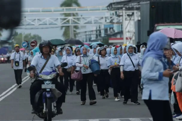 Foto burh dan karyawan PT. Sritex