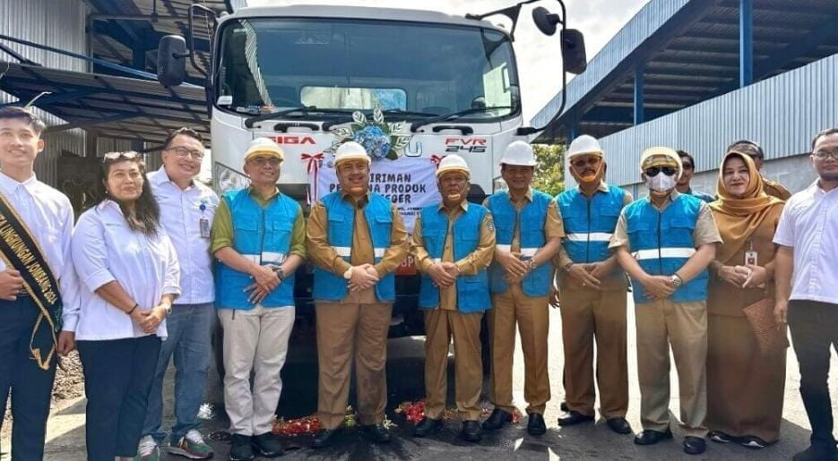 Bupati Jombang, Warsubi bersama Project Management SR Officer SIG, Ita Sadono usai melakukan pemecahan kendi di TPA Banjardowo