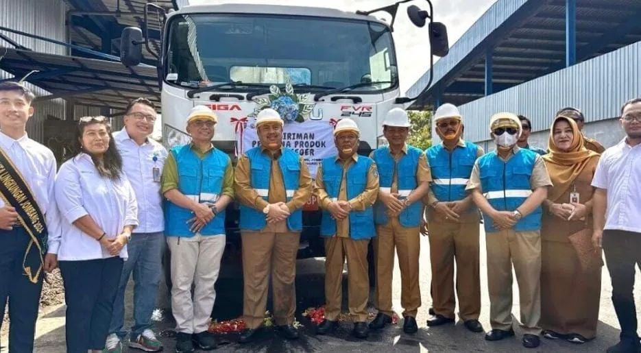 Bupati Jombang, Warsubi bersama Project Management SR Officer SIG, Ita Sadono usai melakukan pemecahan kendi di TPA Banjardowo