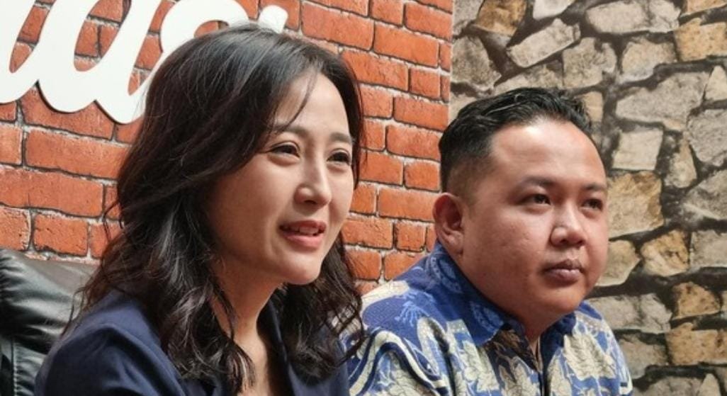 Elok Dwi Kadja, kuasa hukum Jan Hwa Diana, saat memberikan keterangan di Rumah Aspirasi Wakil Wali Kota Surabaya