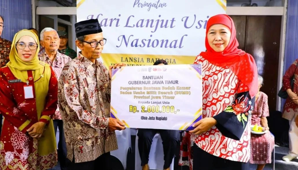 Gubernur Jawa Timur, Khofifah Indar Parawansa, menghadiri peringatan Hari Lanjut Usia Nasional (HLUN) ke-29 yang digelar di Panti Werda Usia Anugerah, Surabaya, pada Kamis (29/5)