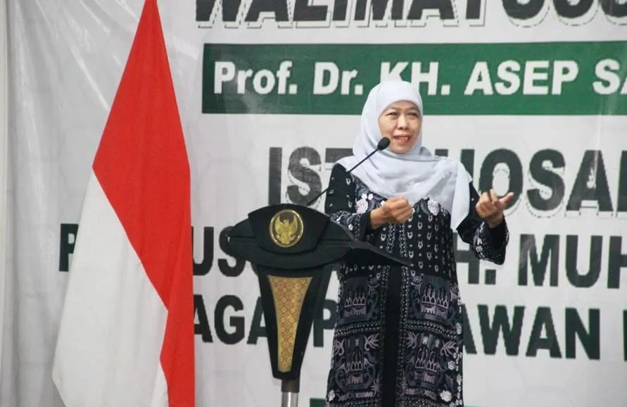 Gubernur Jawa Timur, Khofifah Indar Parawansa menghadiri kegiatan istighosah dan seminar nasional bertajuk “Pengusulan Gelar Pahlawan Nasional KH. Yusuf Hasyim” pada Rabu malam (28/5)