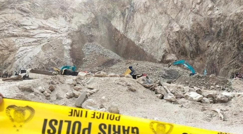 Bencana tanah longsor di lokasi tambang Galian C Gunung Kuda, yang terletak di Desa Cipanas, Kecamatan Dukupuntang, Kabupaten Cirebon, Jawa Barat