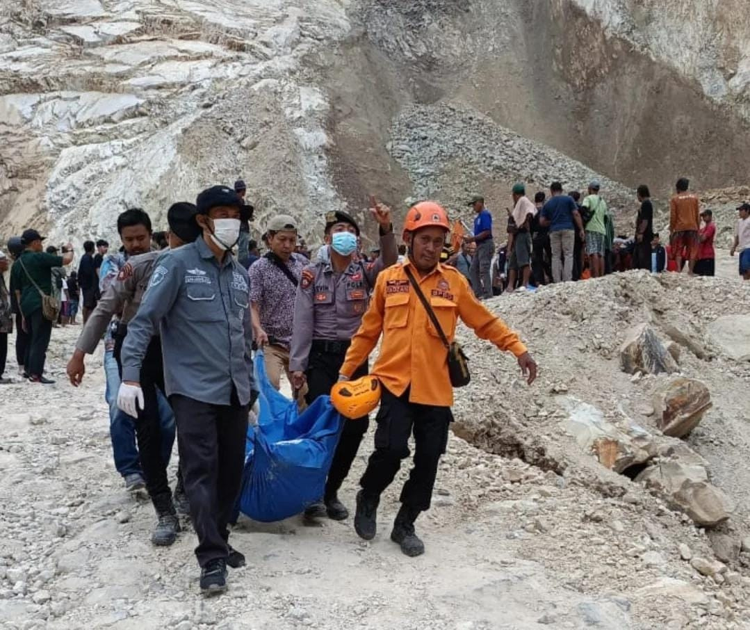proses evakuasi korban longsor di area tambang galian C Gunung Kuda