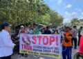 Aksi demo warga desa Tanjungsepreh Maospati memprotes kerusakan jalan akibat truk ODOL.