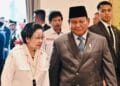 Presiden Prabowo Subianto berbincang dengan mantan presiden Megawati Sokerno Putri.