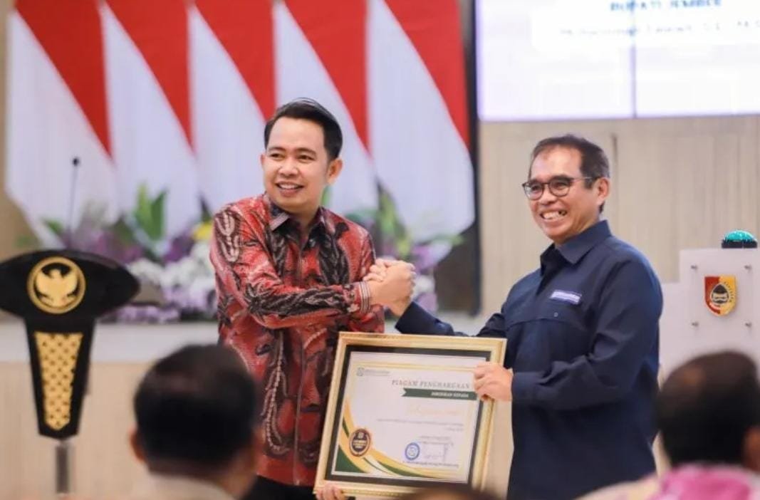 Bupati Jember, Muhammad Fawait menerima penghargaan UHC prioritas dari direktur Kepesertaan BPJS