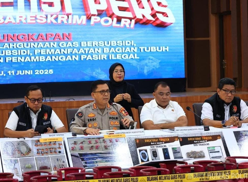 Konferensi pers kasus pengoplosan LPG di Dusun Cangkring, Sidoarjo, Jawa Timur.