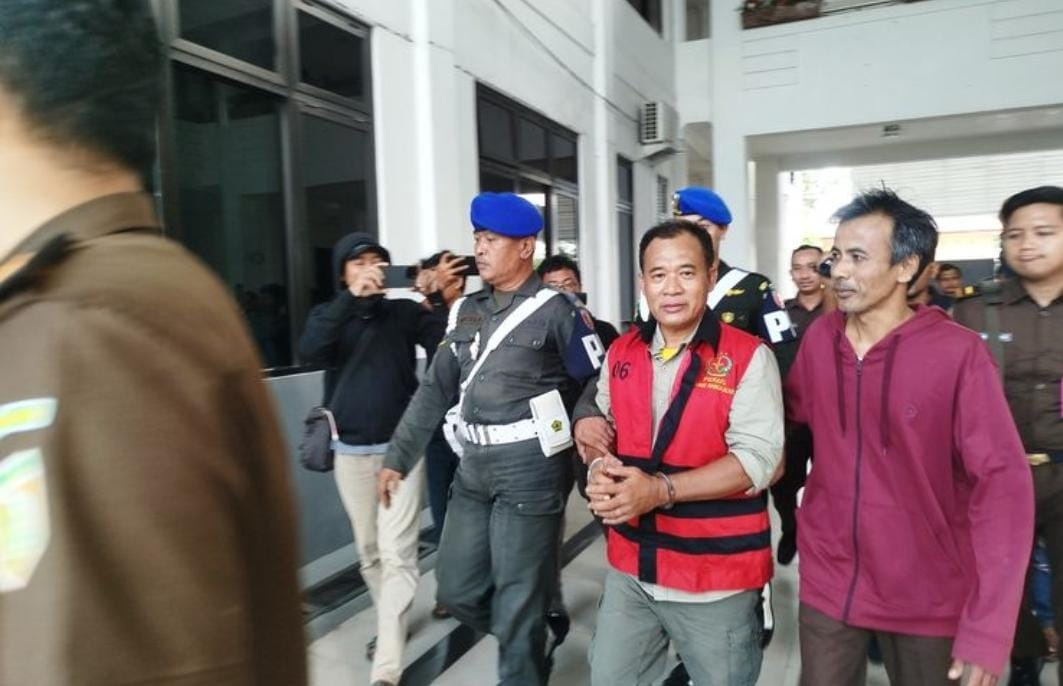 Petugas Kejaksaan Negeri (Kejari) Bangkalan mengawal penahanan mantan Pelaksana Tugas Direktur Utama (Plt Dirut) PT Sumber Daya, JS, sebagai tersangka dalam kasus dugaan penyalahgunaan dana Badan Usaha Milik Daerah (BUMD) Kabupaten Bangkalan.