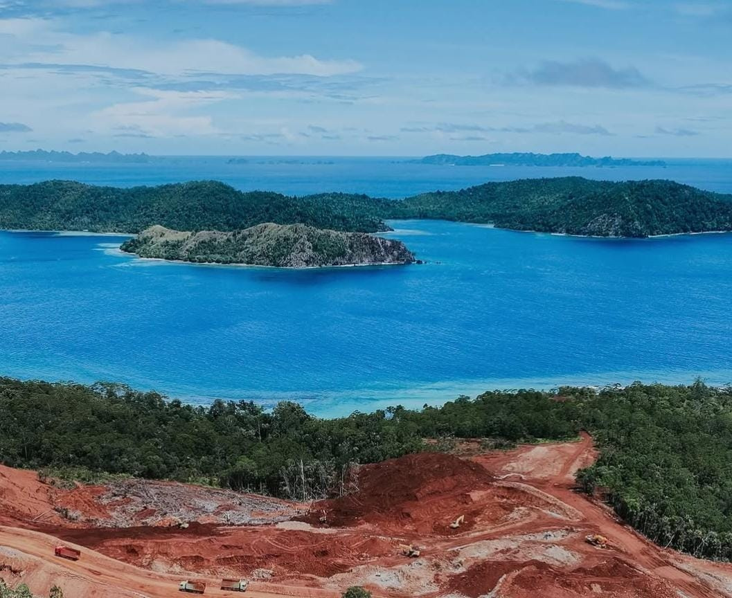 Keindahan alam Kepulauan Raja Ampat, Papua Barat yang terancam akibat aktivitas pertambangan nikel.