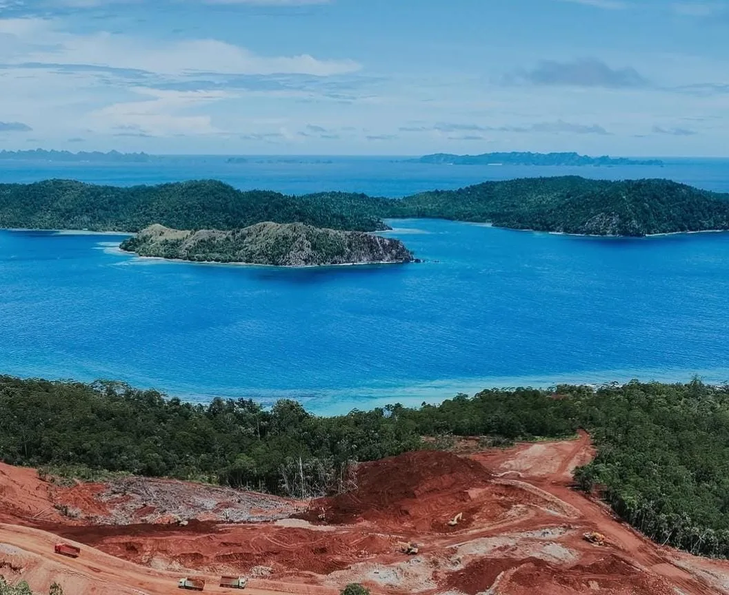 Keindahan alam Kepulauan Raja Ampat, Papua Barat yang terancam akibat aktivitas pertambangan nikel.