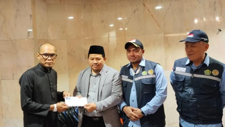 Chief Operating Officer (COO) BPKH Limited, Iman Ni’matullah memberikan dana kompensasi kepada jemaah haji yang tidak mendapatkan konsumsi.
