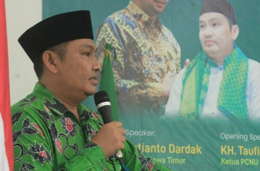 Foto almarhum Pengasuh Pondok Pesantren Bustanul Ulum Sumber Anom Angsanah, Palengaan, Pamekasan, sekaligus Ketua Pengurus Cabang Nahdlatul Ulama (PCNU) Kabupaten Pamekasan, KH Taufik Hasyim saat menghadiri acara ISNU.