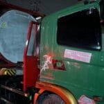 Truk tangki yang memuat oli, mejnadi penyebab kecelakaan kerja karena gas beracun berasal dari sisa bahan kimia didalamnya.
