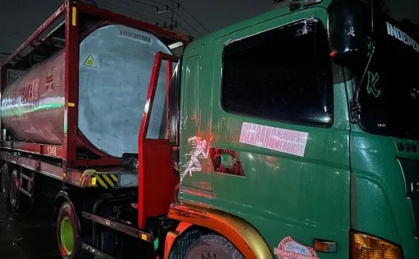 Truk tangki yang memuat oli, mejnadi penyebab kecelakaan kerja karena gas beracun berasal dari sisa bahan kimia didalamnya.