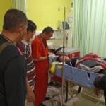 Perempuan yang mencoba bunuh diri dengan cara meminum cairan pencuci piring karena terlilit hutang.