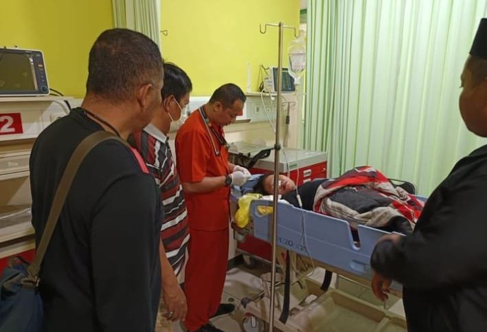 Perempuan yang mencoba bunuh diri dengan cara meminum cairan pencuci piring karena terlilit hutang.