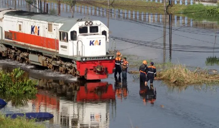 Jalur KAI Porong yang terendam banjir.