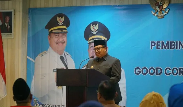 Bupati Jombang, Warsubi, dalam acara Evaluasi Kinerja dan Orientasi Dewan Pengawas Perumdam, Selasa (17/6).