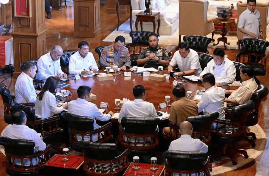 Rapat terbatas (ratas) yang membahas dua program strategis nasional, yakni percepatan implementasi Koperasi Desa Merah Putih dan penguatan sektor pendidikan melalui pendirian Sekolah Garuda.