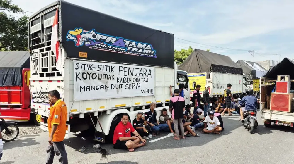 Aksi demonstrasi para sopir truk.