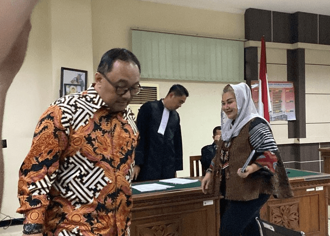 Eks Wali Kota Semarang Hevearita Gunaryanti Rahayu(Mbak Ita) dan suaminya Alwin Basri seusai melakukan sidang.