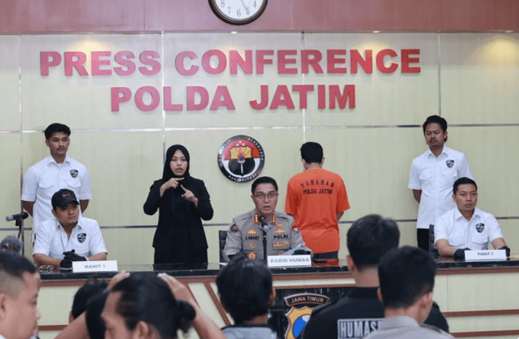 tersangka dalam kasus dugaan penyalahgunaan data pribadi berupa Kartu Tanda Penduduk (KTP) dan Nomor Pokok Wajib Pajak (NPWP) milik orang lain.
