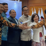 Chief Operating Officer (COO) sekaligus Wakil Menteri BUMN Dony Oskaria pada saat selesai konferensi pers di Plaza Mandiri, jakarta(24/6).