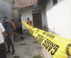 Lokasi rumah korban dibei garis polisi.
