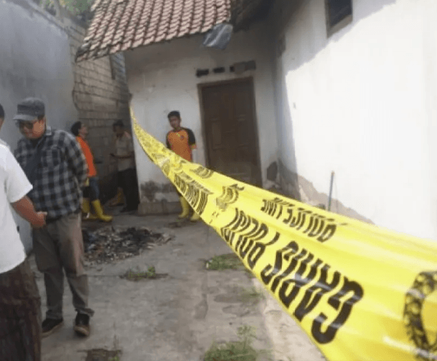 Lokasi rumah korban dibei garis polisi.