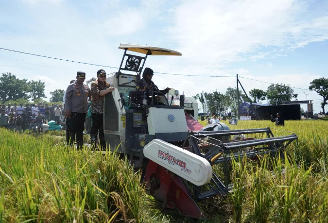 Bupati Kediri Hanindhito Himawan Pramana dalam membuka akses pasar komoditas pertanian ke kota-kota besar mulai menunjukkan hasil positif yang nyata.