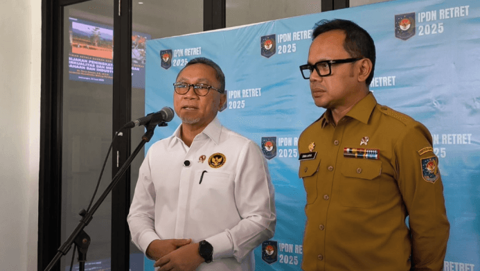 Menteri Koordinator Bidang Pangan Indonesia, Zulkifli Hasan bersama Wakil Menteri Dalam Negeri (Wamendagri) Bima Arya Sugiarto di Gedung Balairung Rudini, Kampus IPDN Jatinangor, Kabupaten Sumedang, Selasa (24/6)